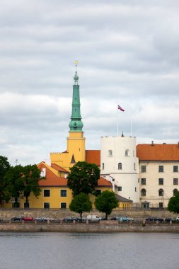 Riga, Letonya. Daugava Nehri 'nin karşısındaki Riga Kalesi manzarası