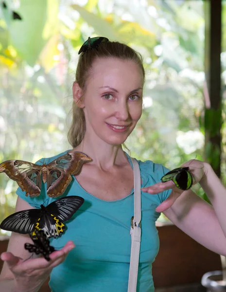 Vacker Ung Kvinna Fjärilspark Med Stora Tropiska Fjärilar Famnen — Stockfoto
