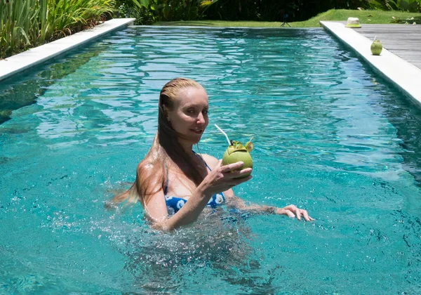 Attraktiv Kvinna Poolen Med Cocktail Kokos — Stockfoto