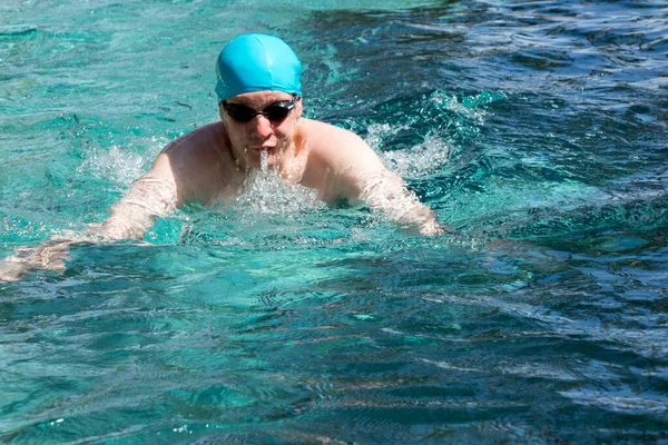Молодой Человек Плавает Спортивным Стилем — стоковое фото