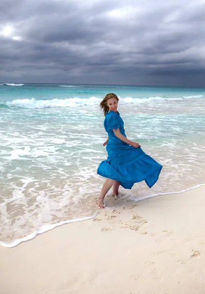 Mulher Com Cabelos Longos Balançando Vento Vestido Azul Costa Mar — Fotografia de Stock