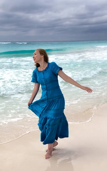 在风中飘扬的长发女人 穿着蓝色的连衣裙 在风浪汹涌的海滨沙滩上飞舞 瓦拉德罗 — 图库照片