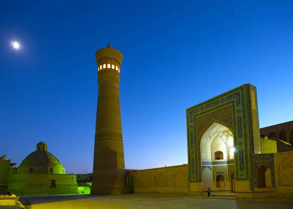 Complejo Poi Kolon Kalyan Minaret Por Noche Bujará Uzbekistán — Foto de Stock