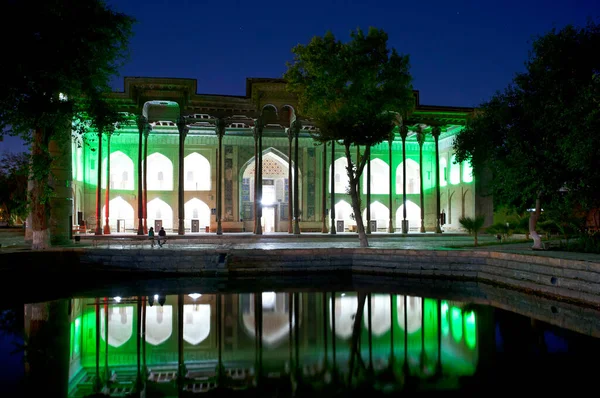星期五乌兹别克斯坦布哈拉的Bolo Hauz清真寺 — 图库照片