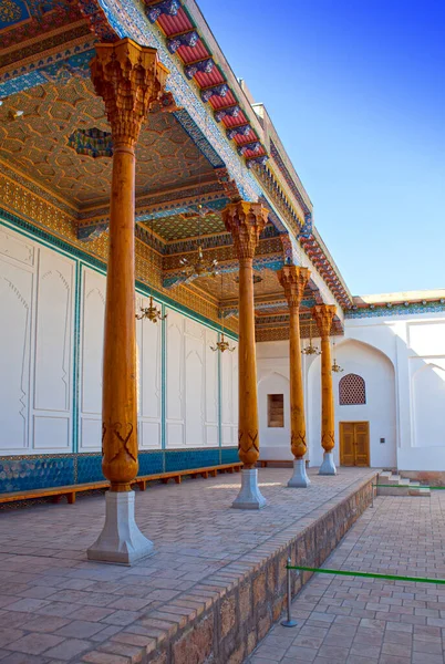 Bâtiment Avec Colonnes Lumineuses Plafonds Peints Dans Complexe Commémoratif Naqshbandi — Photo