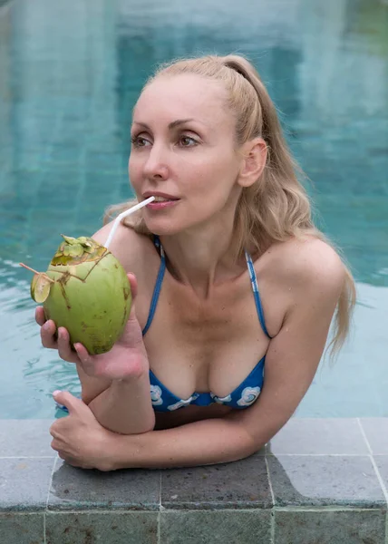 Attrayant Womanr Dans Piscine Avec Cocktail Noix Coco — Photo