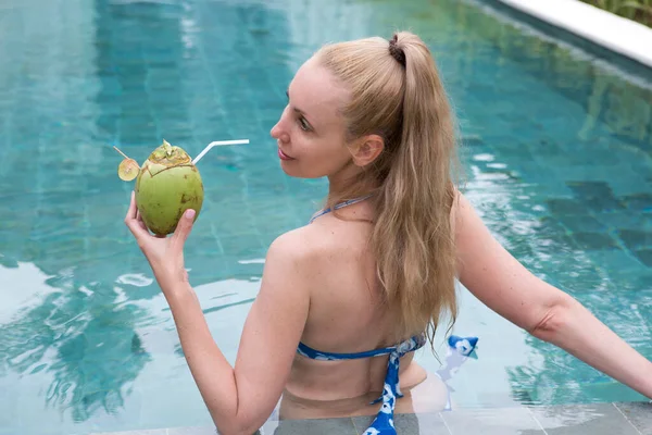 Attrayant Womanr Dans Piscine Avec Cocktail Noix Coco — Photo