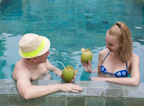 Szczęśliwa Para Basenie Koktajlem Kokosowym — Zdjęcie stockowe