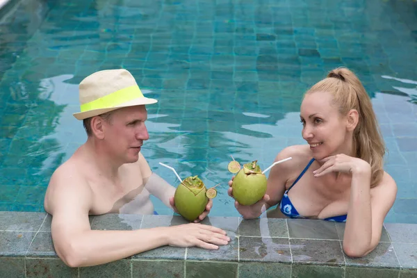 Coppia Felice Piscina Con Cocktail Cocco — Foto Stock