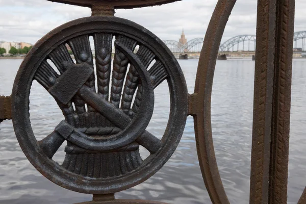 Hoz Soviética Ornamento Martillo Puente Ferroviario Sobre Río Daugava Riga —  Fotos de Stock