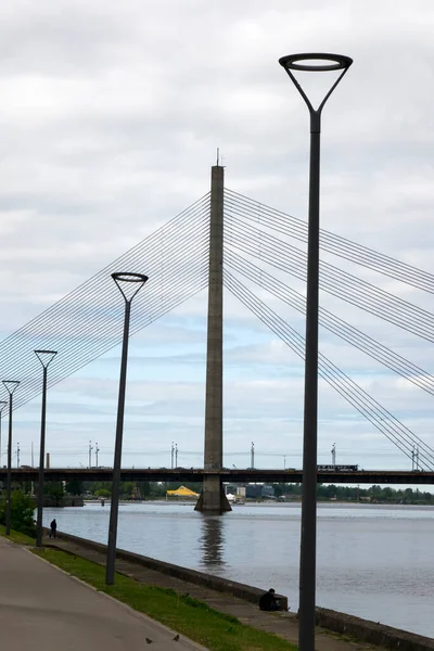Riga Letonia Puente Colgante Vansu Sobre Río Daugava —  Fotos de Stock