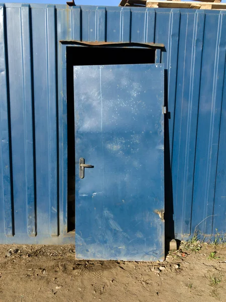 Μπλε Μεταλλικό Υπόστεγο Πόρτα Αφαιρείται Από Τους Μεντεσέδες Του Και — Φωτογραφία Αρχείου