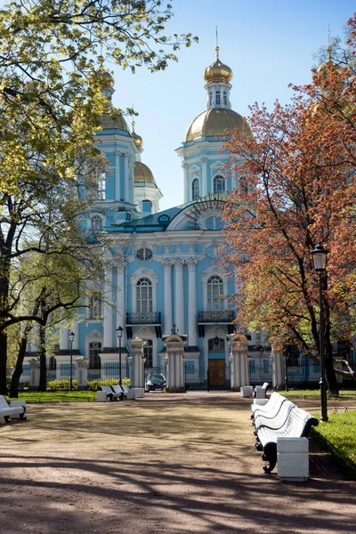 Bänke Park Vor Der Nikolaikathedrale Matrosenkathedrale Sankt Petersburg Russland — Stockfoto