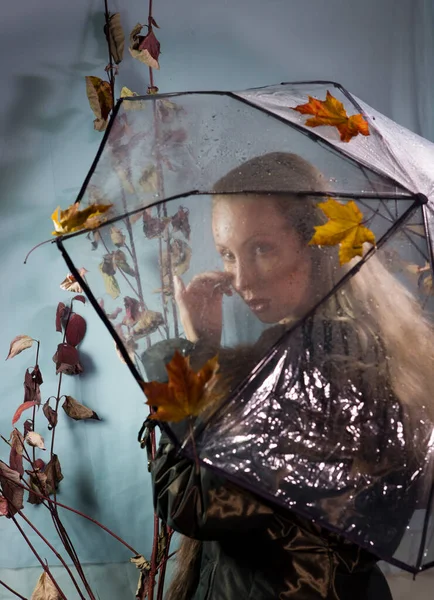 悲伤的女人在透明的雨伞下擦眼泪 雨滴与秋天的叶子 软焦点 — 图库照片