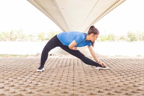 Mladá Fitness Žena Dělá Cvičení Venku Protahovací Cvičení — Stock fotografie