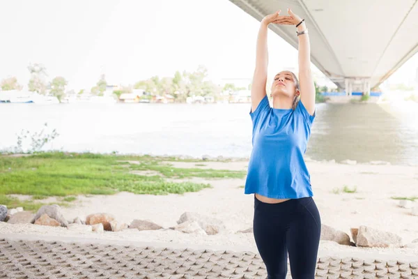 Młoda Dama Fitness Robi Treningu Zewnątrz Stretching Ćwiczenia — Zdjęcie stockowe