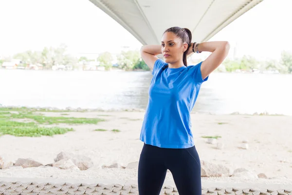 Młoda Dama Fitness Robi Treningu Zewnątrz Stretching Ćwiczenia — Zdjęcie stockowe