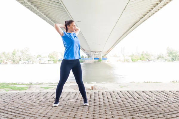 年轻健身妇女做户外运动 伸展运动 — 图库照片