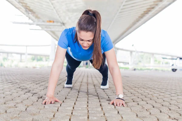 Молодая Фитнес Женщина Делает Тренировки Открытом Воздухе Упражнения Растяжку — стоковое фото
