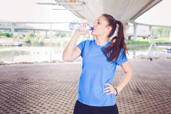 Fitness Lány Frissítés Sportos Ivóvíz Gyakorlása Után Szabadtéri — Stock Fotó