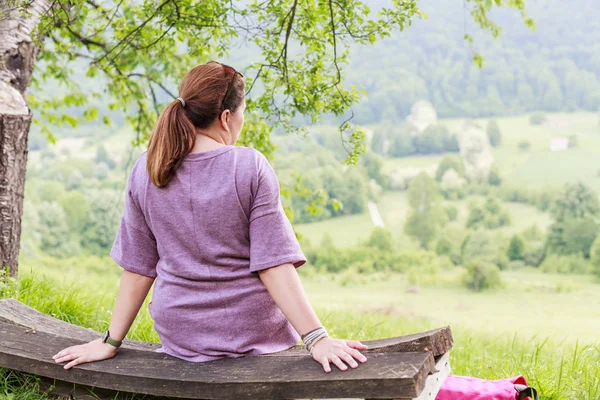 Kvinnan Njuter Natur Avkopplande Utomhus Sitter Träbänk Gröna Landskapet Vid — Stockfoto