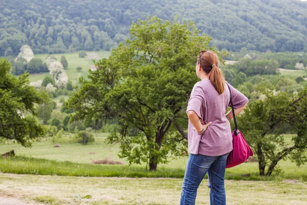 Frau Genießt Die Natur Kaukasische Weibchen Entspannen Draußen Grüne Landschaft — Stockfoto