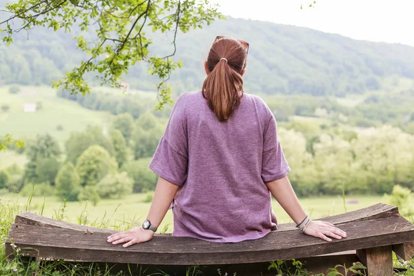 Mulher Desfrutando Natureza Relaxante Livre Sentado Banco Madeira Paisagem Verde — Fotografia de Stock