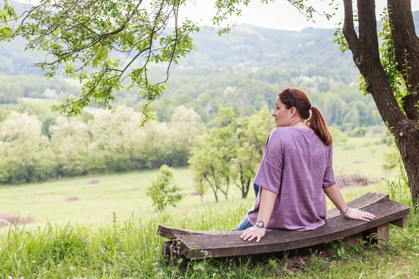 Žena Užívat Přírody Relaxační Venkovní Sezení Dřevěné Lavice Zelená Krajina — Stock fotografie