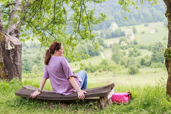 Žena Užívat Přírody Relaxační Venkovní Sezení Dřevěné Lavice Zelená Krajina — Stock fotografie