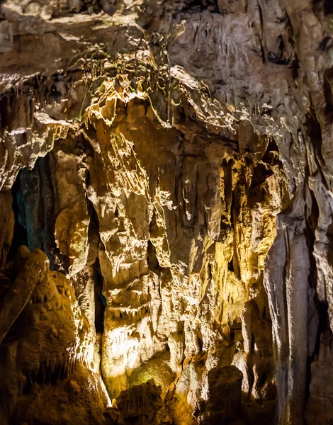 Sırbistan'daki en büyük mağara sistemleri mağara Resava dikit ve sarkıt,