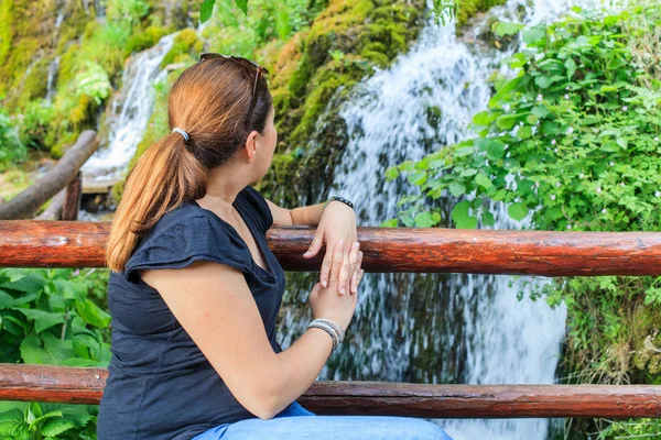 Žena Užívat Přírody Při Pohledu Krásný Vodopád — Stock fotografie