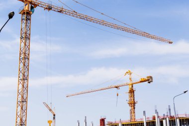 İnşaat Vinç bulutlu gökyüzü, destek, iş kavramı üzerinde inşaat sitesinde