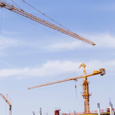 İnşaat Vinç bulutlu gökyüzü, destek, iş kavramı üzerinde inşaat sitesinde