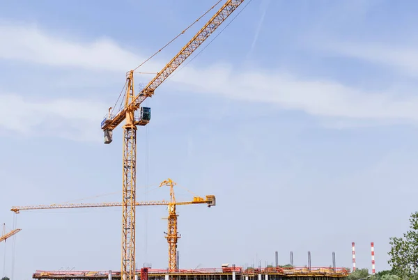 Żurawia Placu Budowy Pochmurne Niebo Wsparcie Rozwój Koncepcji — Zdjęcie stockowe