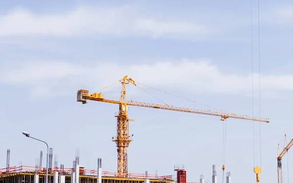 Grúa Construcción Obra Sobre Cielo Nublado Concepto Negocio Soporte Desarrollo —  Fotos de Stock