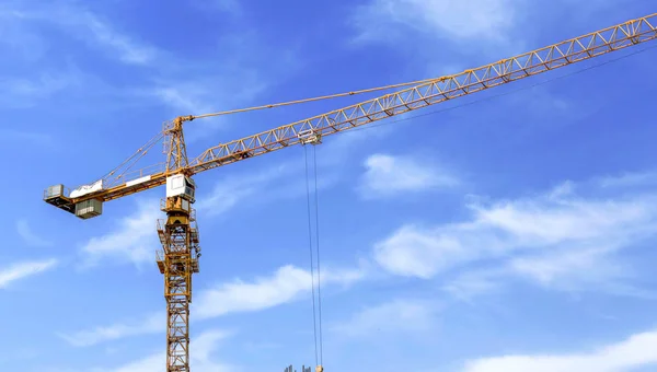 Baukran Auf Baustelle Bei Bewölktem Himmel Förder Und Entwicklungskonzept — Stockfoto