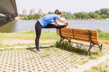 Genç Fitness egzersiz germe kadının açık, egzersiz yapması 