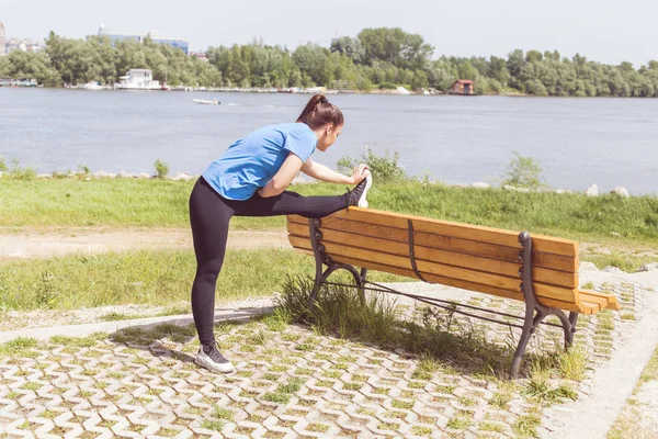 Ung Fitness Kvinna Gör Träning Utomhus Stretching Motion — Stockfoto