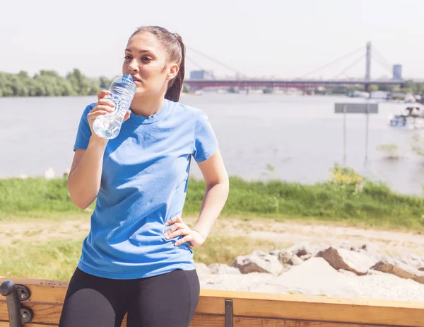 健身女孩刷新 运动妇女在户外运动后喝水 — 图库照片