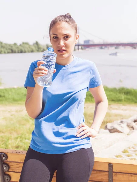 Dama Dziewczynka Fitness Spoczynkowe Sportowy Trzymać Butelkę Wody Ćwiczeniach Odkryty — Zdjęcie stockowe