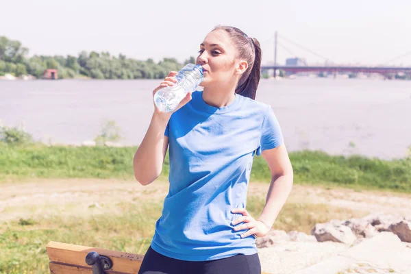 健身女孩刷新 运动妇女在户外运动后喝水 — 图库照片