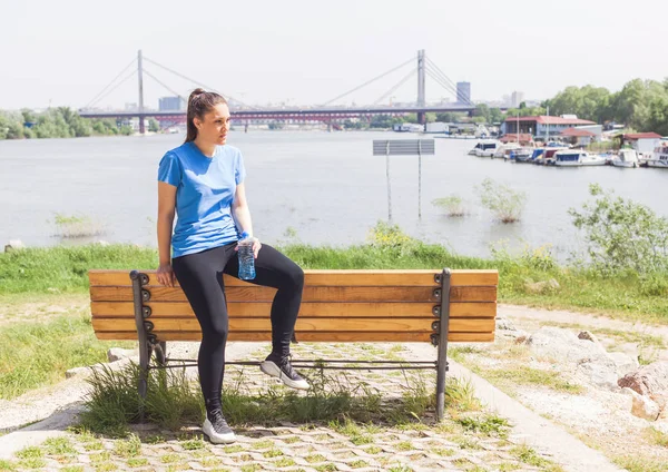 Fitnessmädchen Ruht Sich Aus Sportliche Frau Hält Nach Dem Sport — Stockfoto