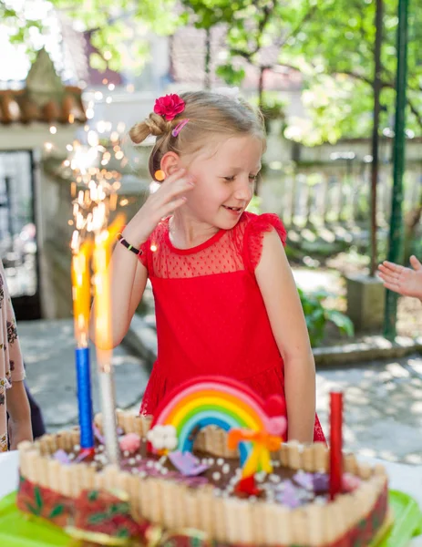 Retrato Menina Vestido Vermelho Comemorar Aniversário Bolo Com Fogos Artifício — Fotografia de Stock