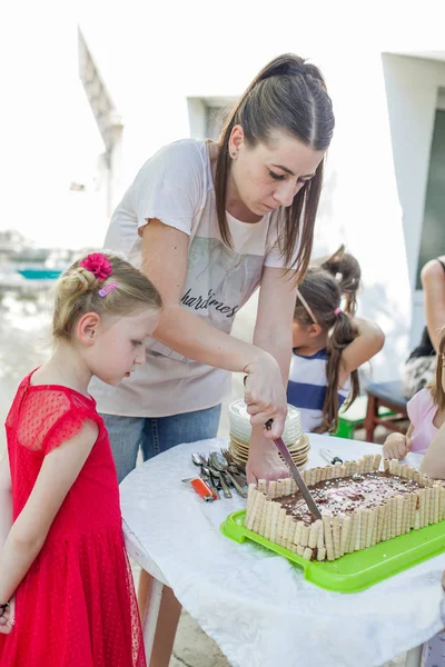 Madre Taglio Torta Compleanno Sua Figlia — Foto Stock