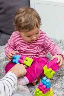 Eğitim renkli plastik ile oynayan küçük çocuk oyuncakları evde engeller