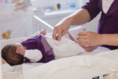 Anne evde bebek bezi değiştirme kız bebek hakkında dikkat çekici