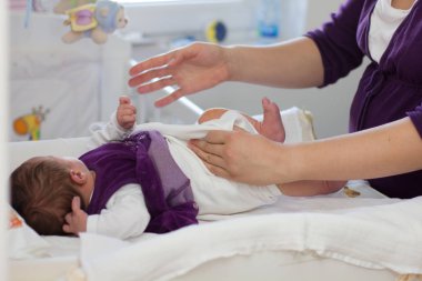 Anne evde bebek bezi değiştirme kız bebek hakkında dikkat çekici