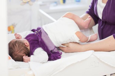 Anne evde bebek bezi değiştirme kız bebek hakkında dikkat çekici