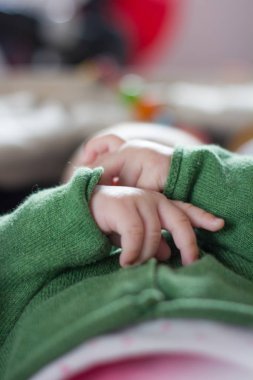 Yeni doğan bebek eller, yakın çekim vurdu