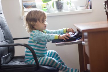 Çocukluk ve teknoloji, iki yıl çocuk evde bilgisayar kullanma